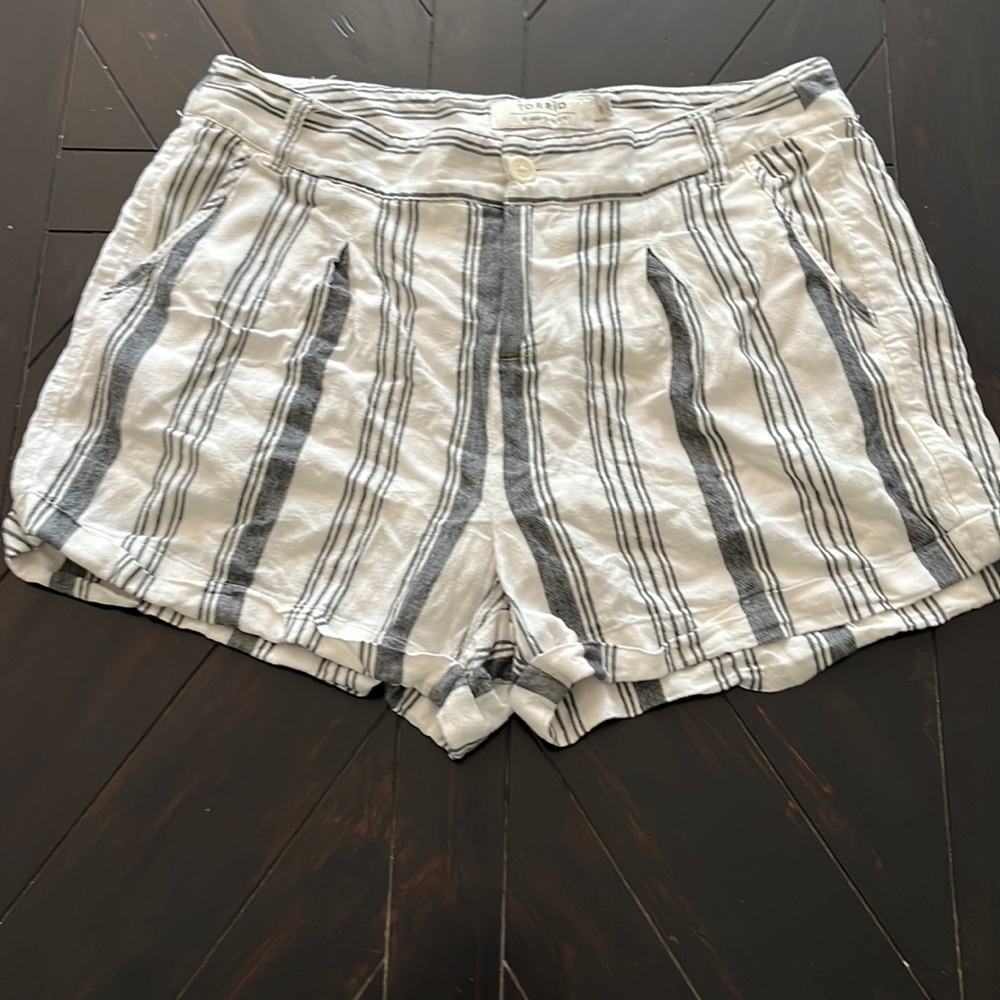 Lightweight Torrid blue gray and white stripe shorts!